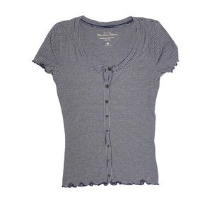 Hollister’s “Must Have Collection” striped, fitted, button-up tee! 🖤